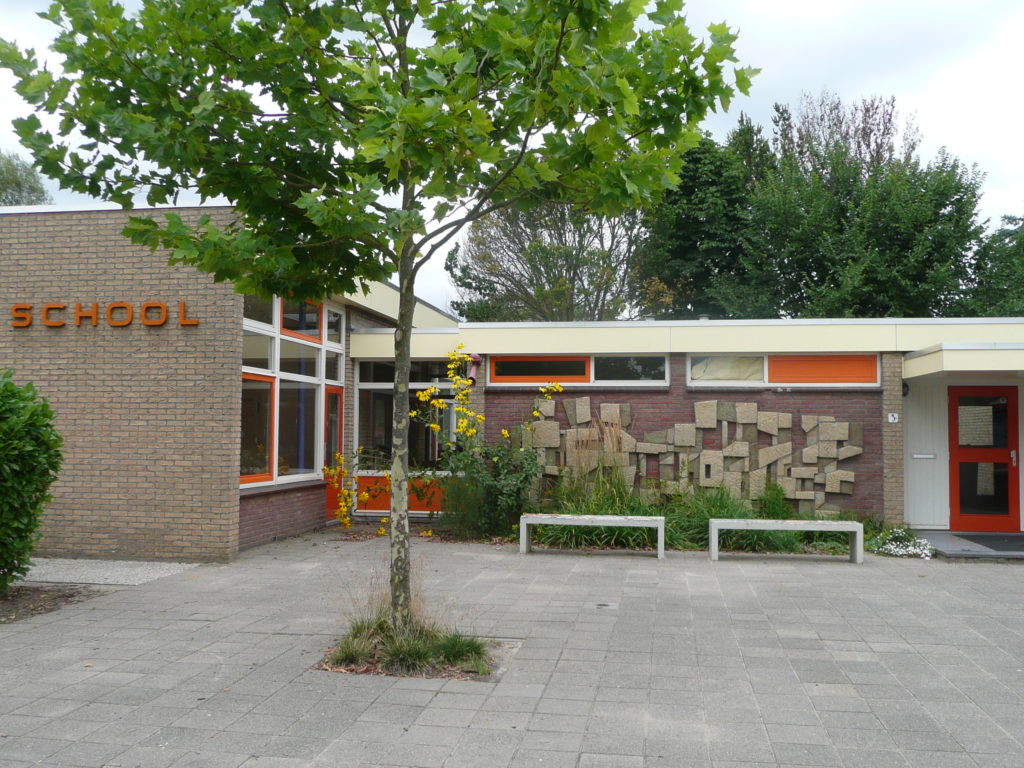 OPENBAAR (2) NIEUW ONTWERP: licht schoolplein met grijze tegels en bankjes, vrolijk geel/oranje schilderwerk en extra boom bij de entree