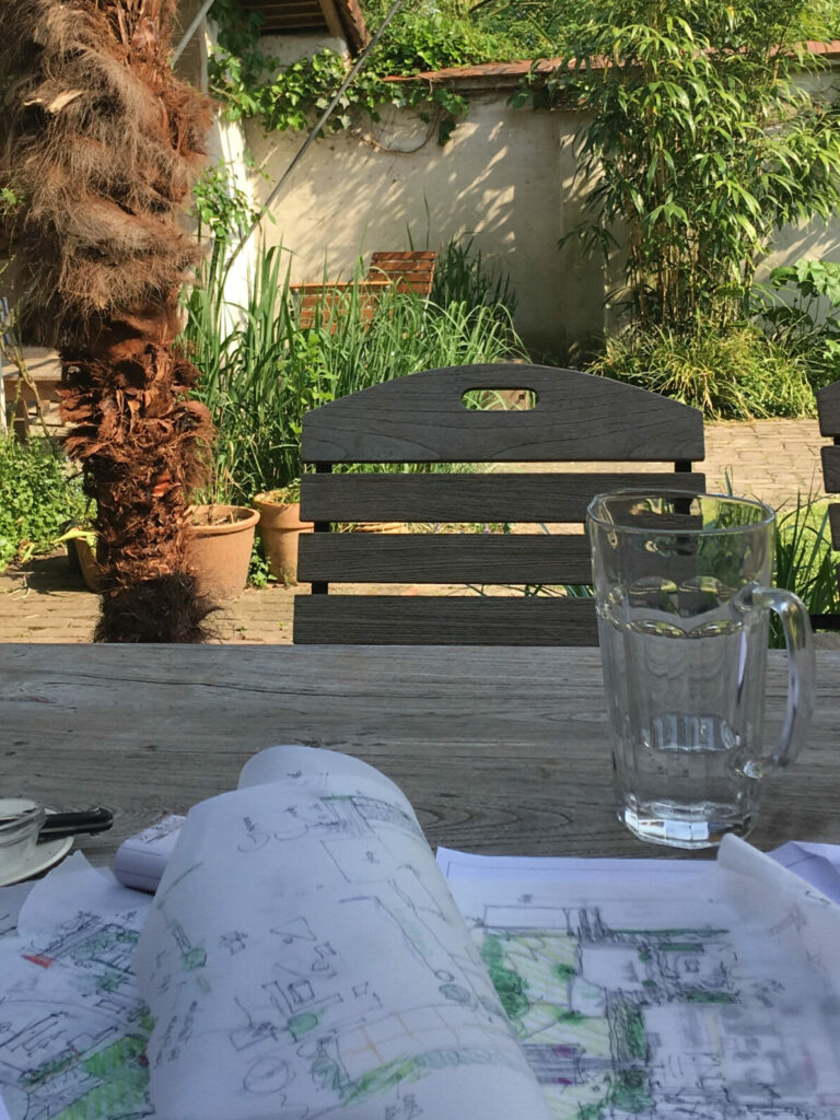 AAN HET WERK: lekker aan het schetsen met uitzicht op eigen tuin