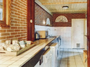 OUD witte keuken met steenstrips en nostalgische details als boograampjes